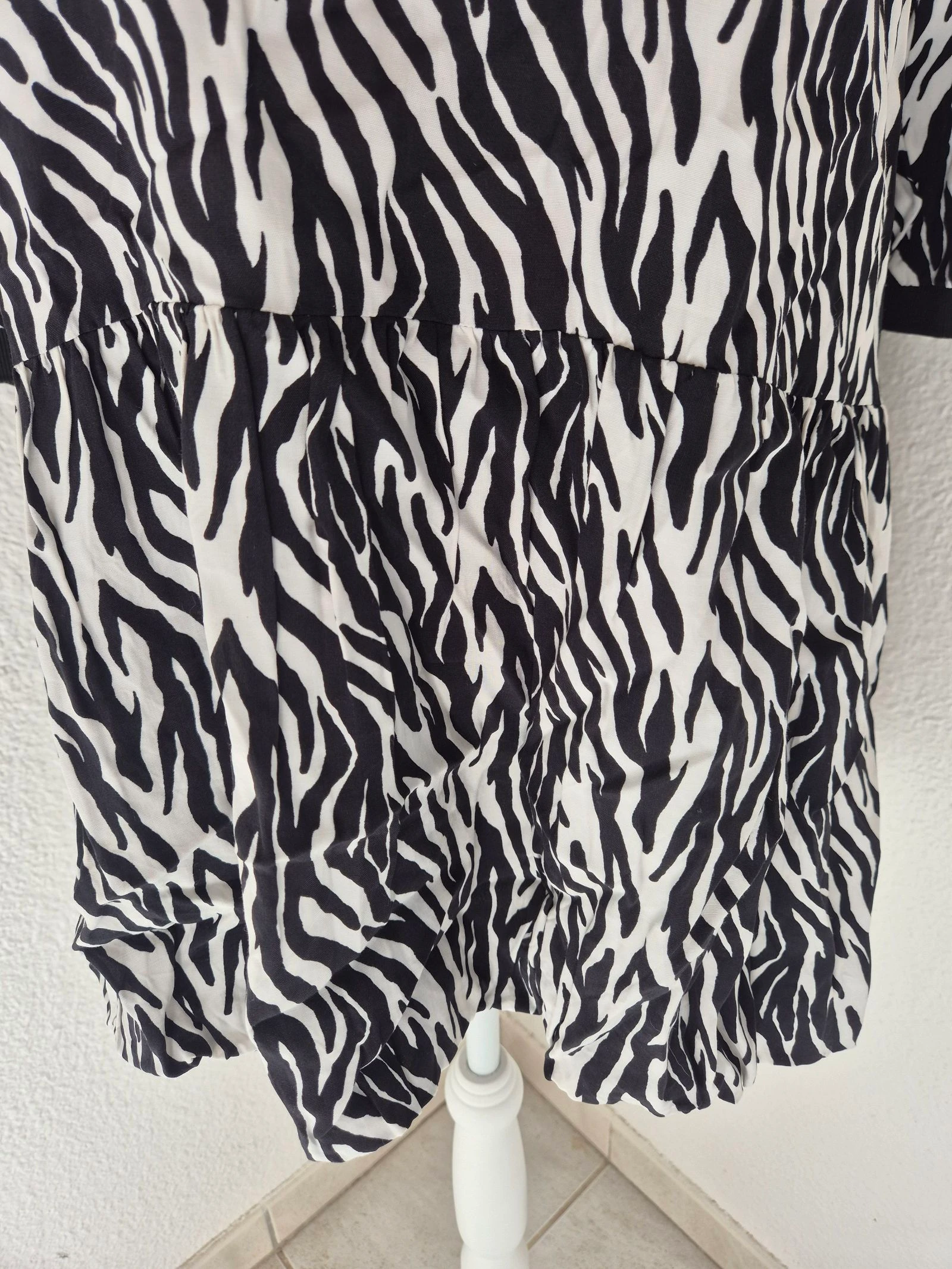 ZARA Robe túnica listrada preta e branca feminina tamanho 38 M mangas 3/4 fluida com babado estampa animal – photo 2
